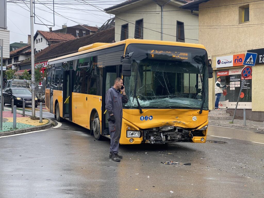 Aksident I R Nd N Prishtin Mes Nj Taksie Dhe Autobusit T Trafikut