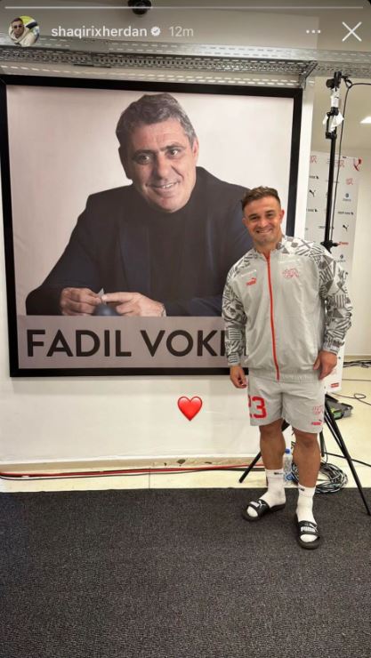 Xherdan Shaqiri pranë fotografisë së legjendës së futbollit Fadil Vokrri