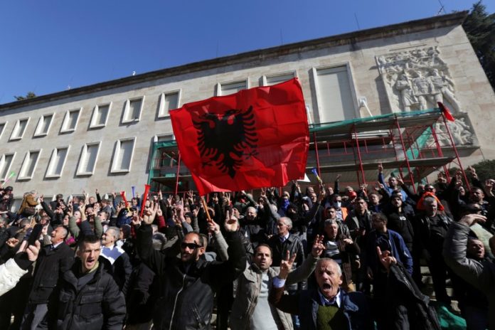 Albanian protesters try to break into government building
