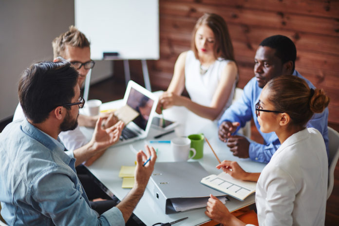 employees-working-together