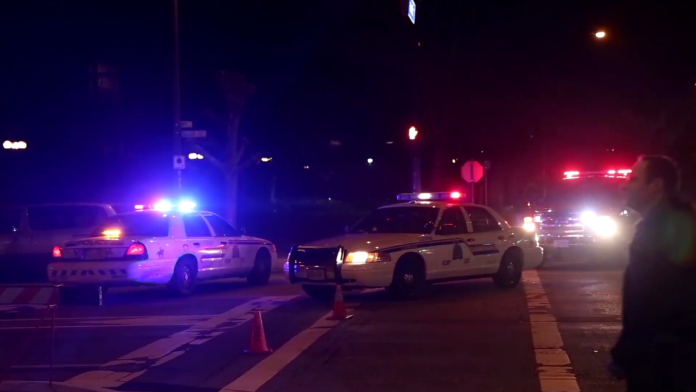 police-car-stopping-on-road-for-a-fire-scene-at-night_v71yiepkx__F0000