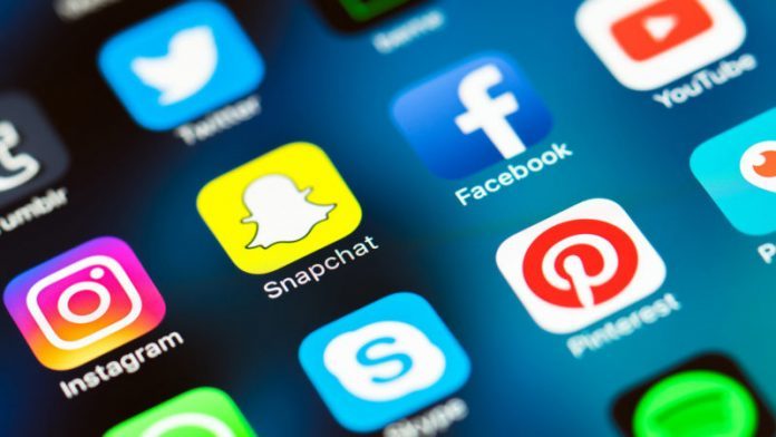 social-media-mobile-icons-snapchat-facebook-instagram-ss-800x450-3-800x450-696x392