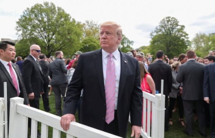 2019-04-23T155726Z_1_LYNXNPEF3M1B1_RTROPTP_3_RELIGION-EASTER-USA-WHITEHOUSE-701x451