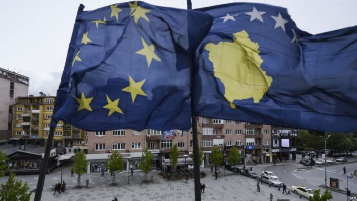 Flamuri-i-Kosoves-dhe-BE-foto-REL-AFP-e1513701101709