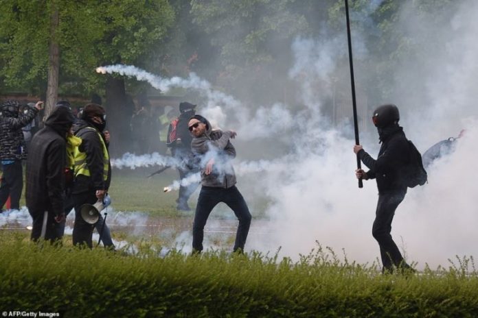 auto_auto_12790908-6966779-Fights_between_Yellow_Vest_protesters_and_police_broke_out_in_St-a-40_155637554902015564303571556440341