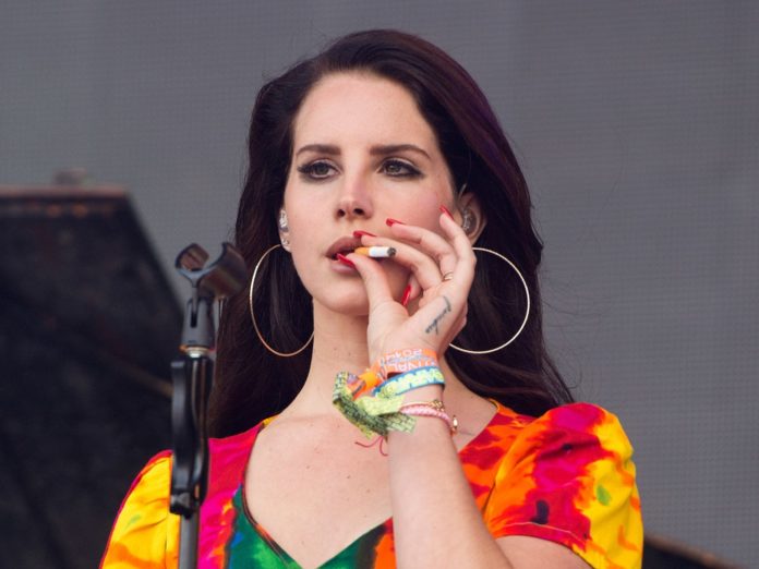 lana-del-rey-smoking