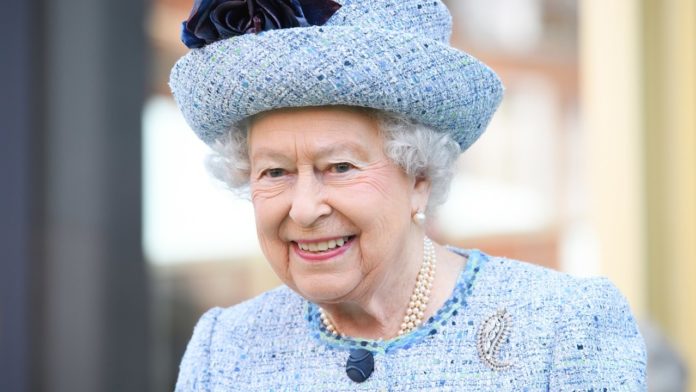queen-elizabeth-cake-lede