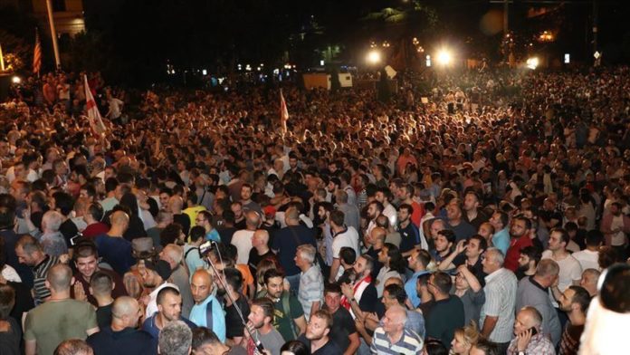 protestuesit-bllokojne-parlamentin-ne-gjeorgji-nderhyn-policia_5d0c8744f053c