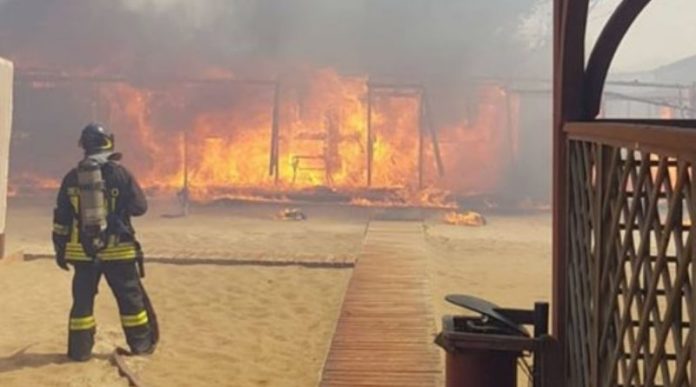 vigili-fuoco-vvff-pompieri-115-fuoco-fiamme-incendio-lidi-sabbia-800x445