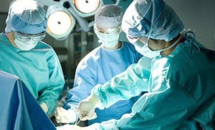 Operacion-i-rrallë-në-në-QKUK-pacientës-i-hiqen-2-kg-tumor-Video-730x440