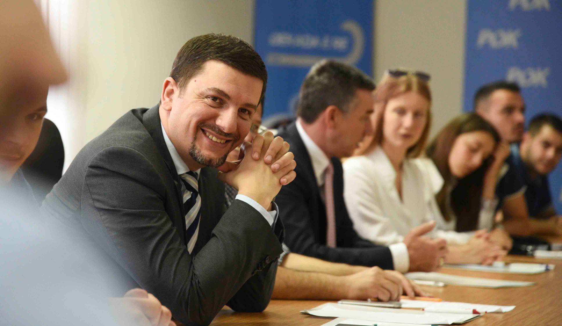 Krasniqi për Vjosa Osmanin Hashim Thaçin e ka oksigjen politik