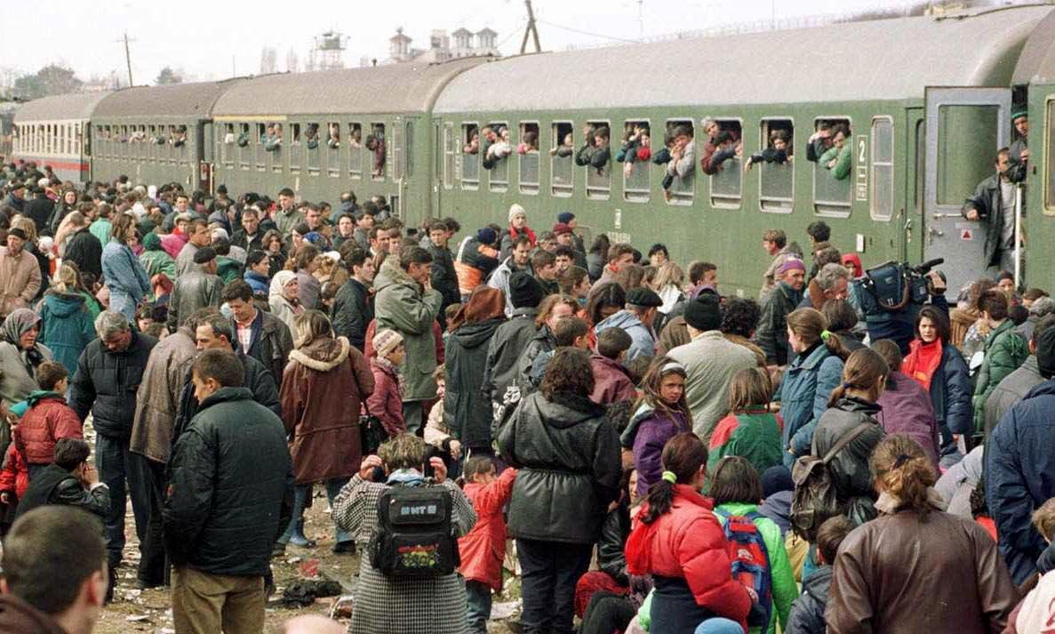 KUJTIME NGA LUFTA (2): Jeta në shtetrrethim-1999, Prishtina mbushet me refugjatë të luftës...