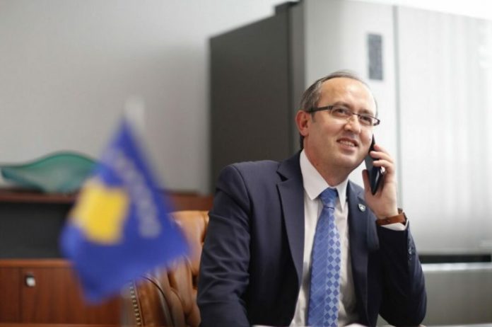 avdullah-hoti-telefon-scaled-1-745x495