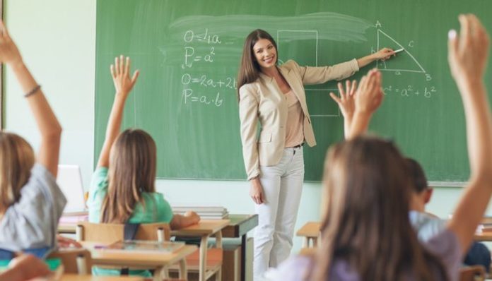 Students_20answering_20the_20teacher_s_20question_20in_20a_20maths_20lesson_202