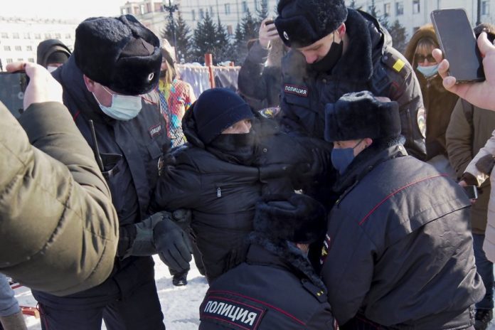 auto_navalny2-protesta-ap1611419040