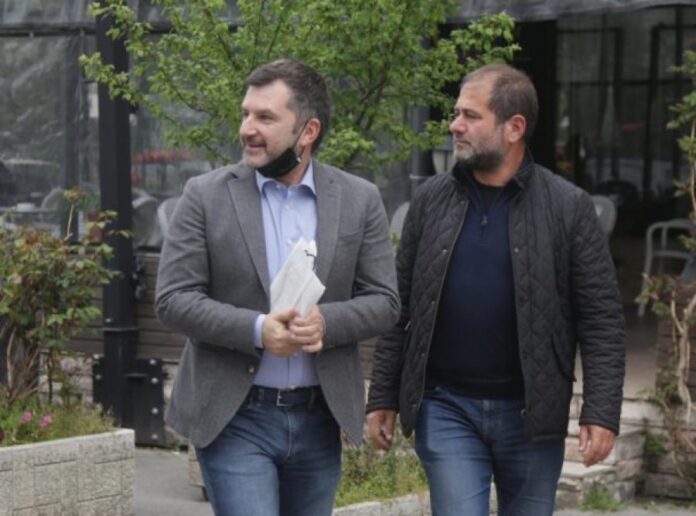 auto_Drejtuesit_e_portalit_Lapsi.al_Andi_Bushati_e_Armand_Shkullaku_duke_hyre_ne_Prokurorine_e_Posacme_per_tu__marre_ne_pyetje1618603506