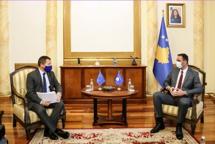 2021_05_26_Kryekuvendari-Konjufca-priti-në-takim-ambasadorin-e-BE-së-në-Kosovë-Tomáš-Szunyog-1