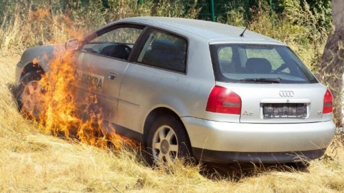 parken-bei-duerre-eine-trockene-wiese-oder-boeschung-kann-durch-die-hitze-der-abgasanlage-schnell-feuer-fangen--780x439