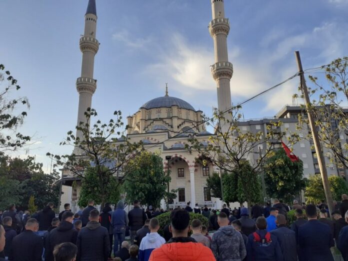 pamje-nga-falja-e-namazit-te-fiter-bajramit-ne-xhamine-qendrore-ne-mitrovice_609ccf1c8d312