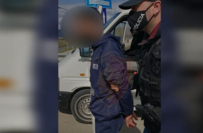 Arrestohet-durrsaku-ne-Elbasan-Po-transportonte-emigrante-me-BMW-kundrejt-pageses-1