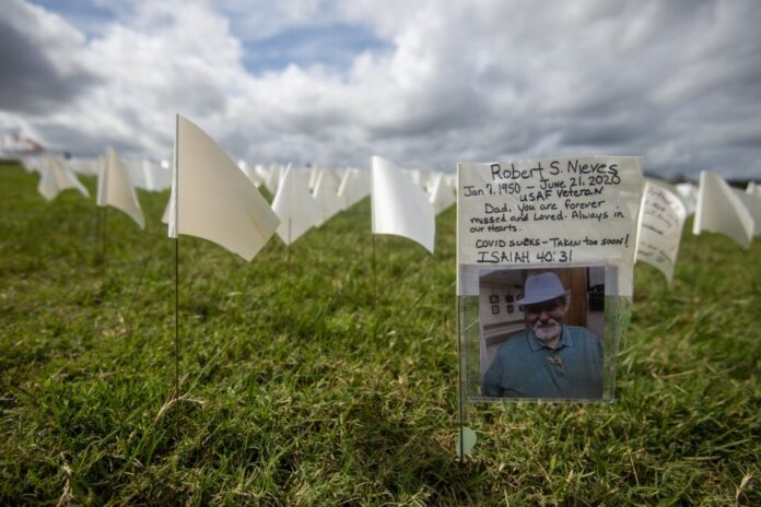 White-flag-installation-marks-670000-US-dead-from-COVID-19 (1)