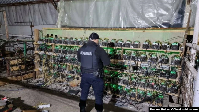 Aksioni i Policisë dhe i Doganave të Kosovës në Leposaviq, ku u konfiskuan pajisje për prodhimin e kriptovalutave.