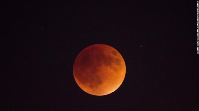 220512172509-may-total-lunar-eclipse-scn-exlarge-169