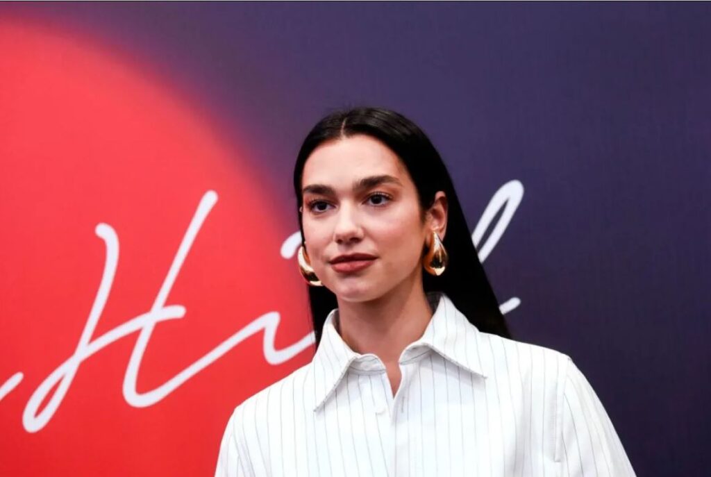 Dua Lipa bën thirrje për “armëpushim humanitar” në Gaza, e përmend luftën e fundit në Kosovë Dua Lipa bën thirrje për “armëpushim humanitar” në Gaza, e përmend luftën e fundit në Kosovë
