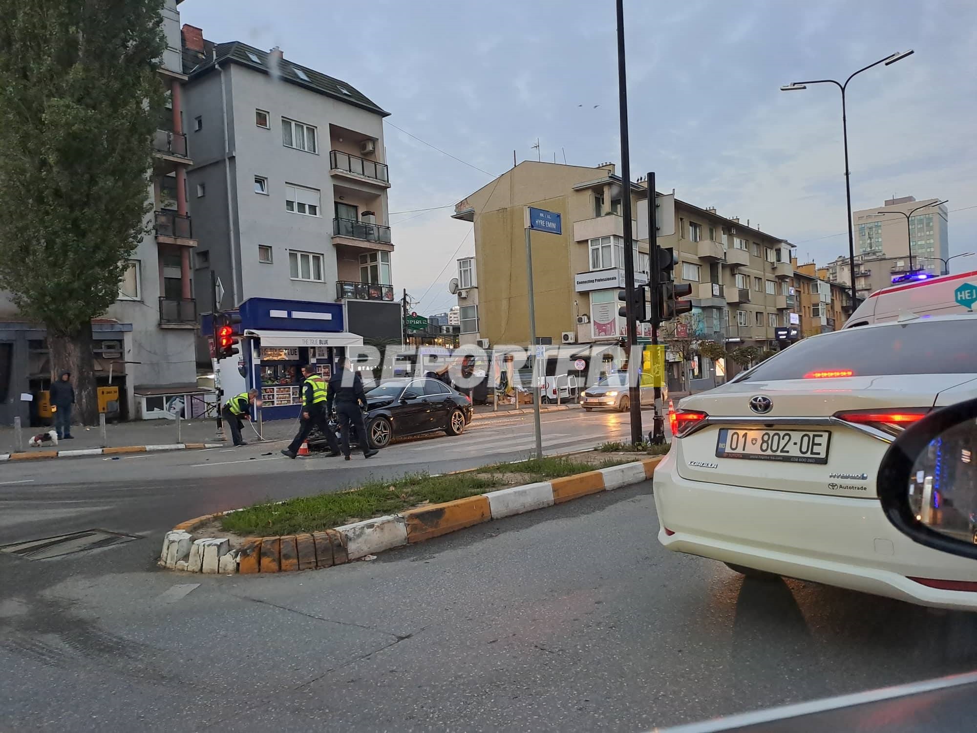Vetaksident në qendër të Prishtinës, Mercedesi bohet ‘llom’