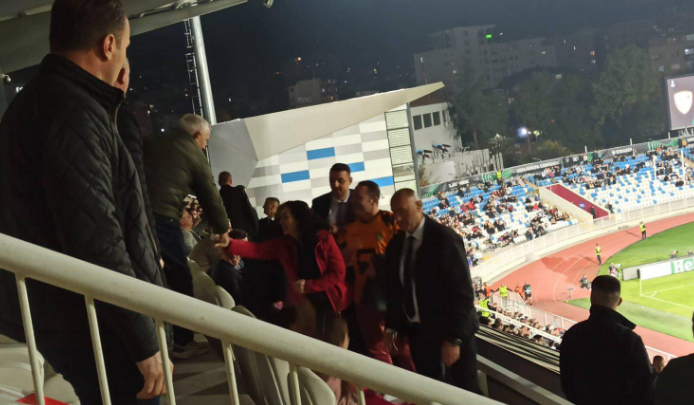 Edhe këtë e bën Prindon Sadriu, shfaqet i veshur me fanellë të Ballkanit në tribunën VIP