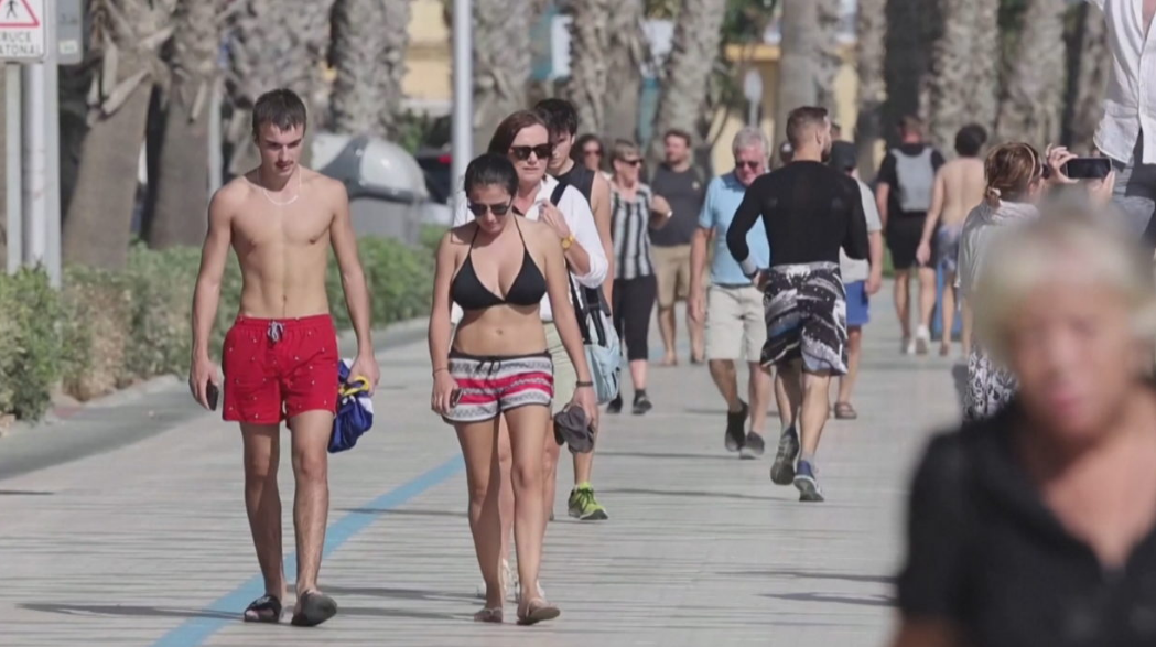 Temperatura të pazakonta për tetorin, deri në 30 gradë – plazhet plot në Spanjë dhe Francë