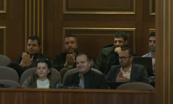 Vasfije Krasniqi kthehet në Kuvend si vizitore, deputetët ngriten në këmbë dhe e duartrokasin