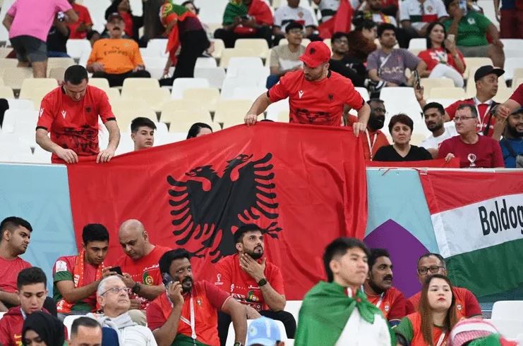 Flamuri shqiptar në stadiumin ku luan Zvicra  mediat serbe të pakënaqura
