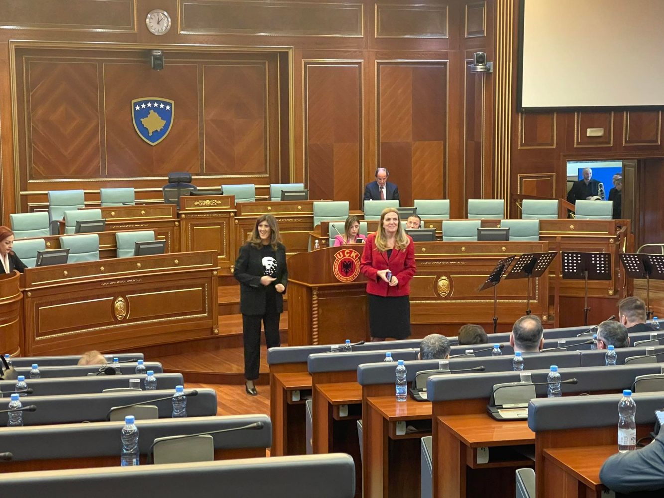 Musliu dhe Kadrijaj vendosin emblemën e UÇK-së në foltoren e Kuvendit