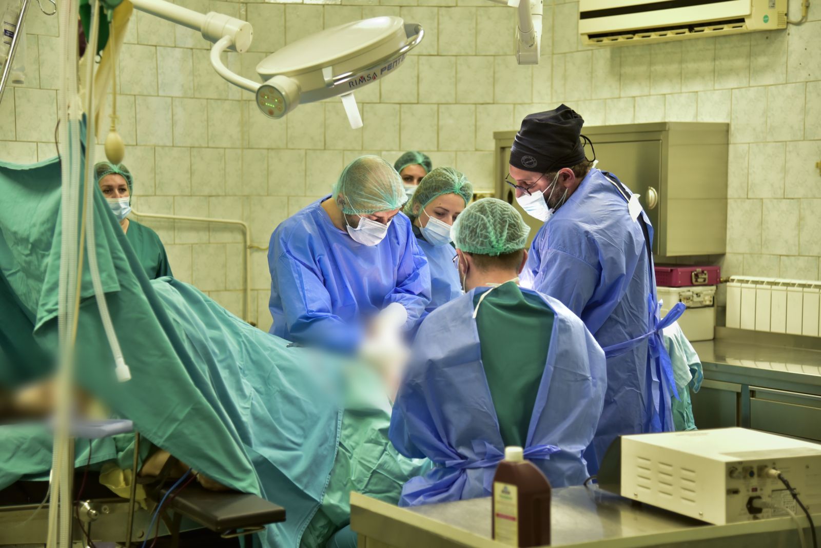 Kryhet një operacion i rrallë në Spitalin e Pejës, 67-vjeçares i hiqet masa tumorale me dy qasje kirurgjike