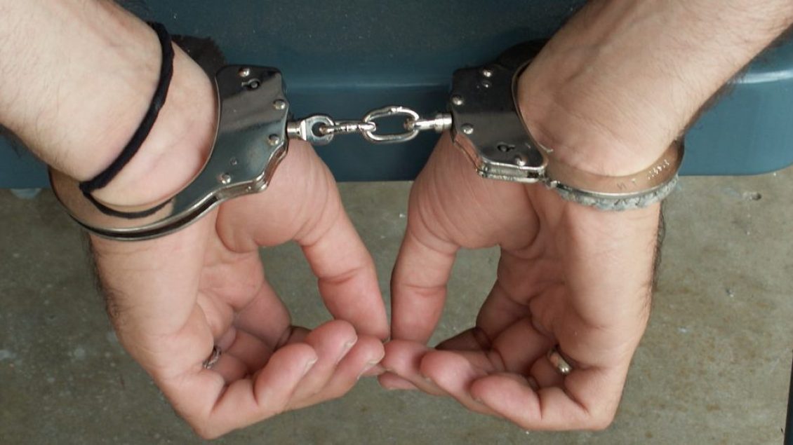 Arrestohen dy zyrtarë në Obiliq  i mundësuan një personi të marrë dokumente me identitete të rreme