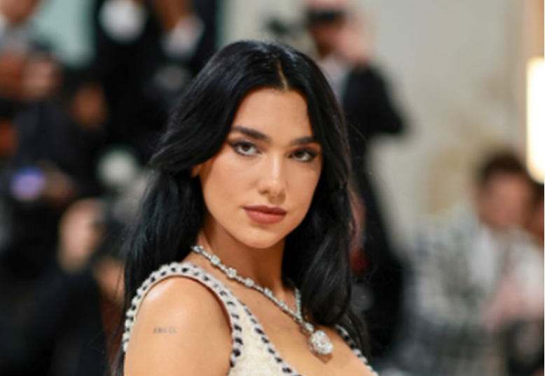 Dua Lipa me rekord të ri, bëhet artistja e parë femër me tre këngë me dy miliardë klikime në Spotify