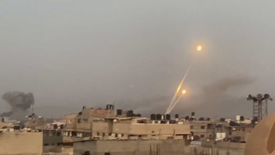 Shpërthime të forta  tym dhe flakë  Raketat pushtojnë qiellin mbi Gaza