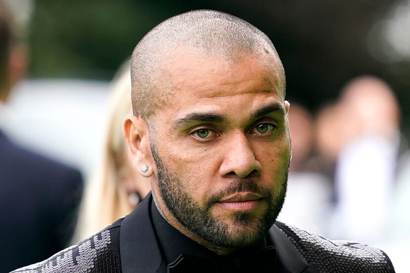 Dani Alves dënohet me mbi katër vjet burgim për përdhunimin e një gruaje Dani Alves dënohet me mbi katër vjet burgim për përdhunimin e një gruaje