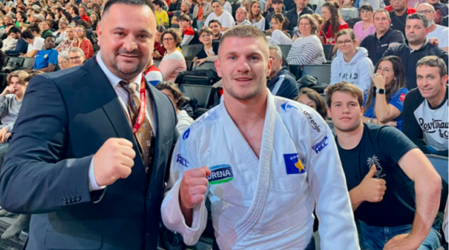 Akil Gjakova shkëlqen në Paris, Kuka: Edhe një, medalja numër 15 si trajner Akil Gjakova shkëlqen në Paris, Kuka: Edhe një, medalja numër 15 si trajner