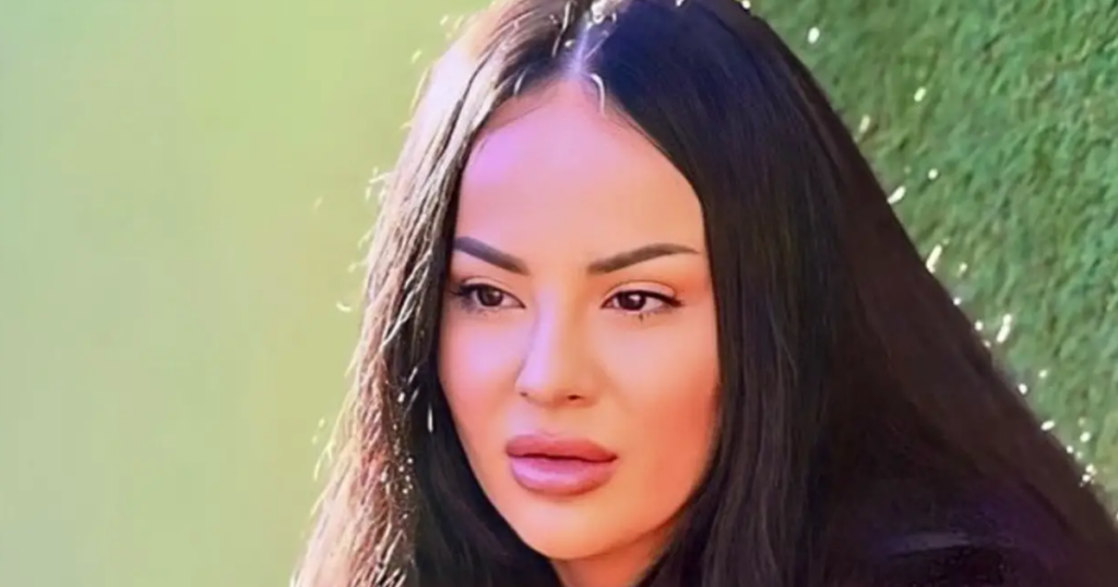 Sara rrëfen historinë prekëse të jetës së saj dhe habit banorët: Kur isha 2 vjeç mami iku Sara rrëfen historinë prekëse të jetës së saj dhe habit banorët: Kur isha 2 vjeç mami iku