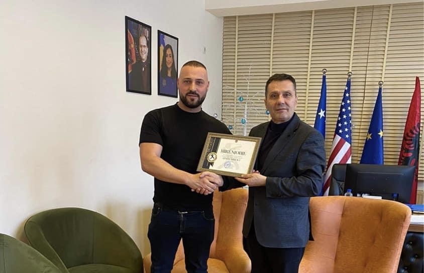 Kryetari i Junikut ndan mirënjohje për kampionin e tetëfishtë të Kosovës, Arsim Mirocin