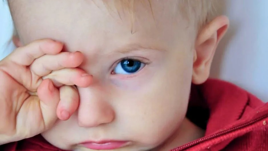 Përse bebet i fërkojnë sytë?