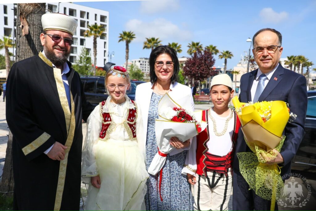 Presidenti Bajram Begaj uron që Ramazani të bëjë shoqërinë shqiptare më të devotshme