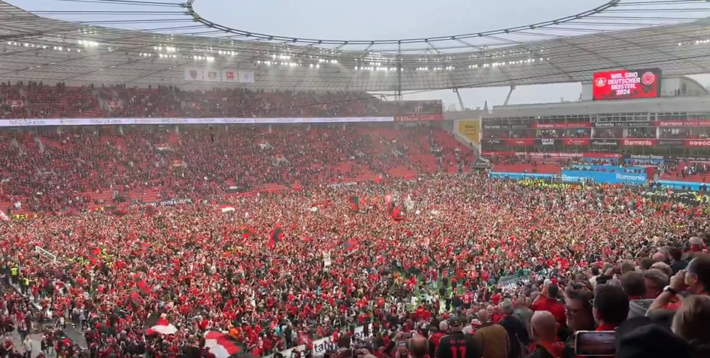 Festë e “çmendur” në “Bay Arena”, Leverkuseni i Xhakës feston titullin historik bashkë me tifozët