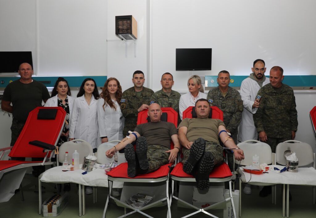 Pjesëtarë të FSK së dhurojnë gjak për t u dalë në ndihmë atyre që kanë nevojë