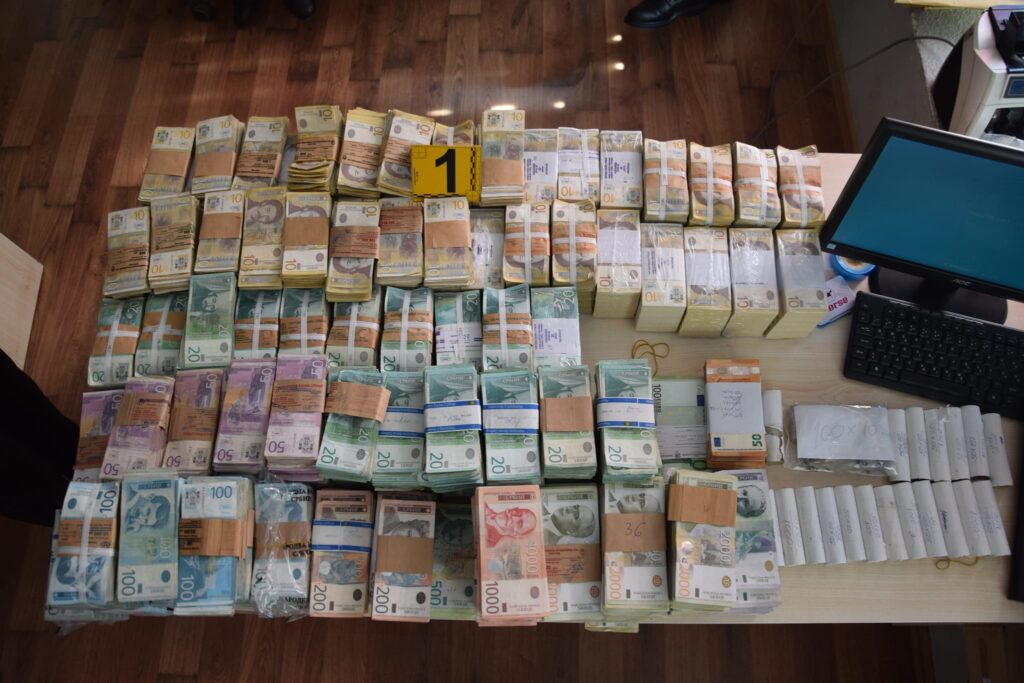 Aksioni në Veri  Policia sekuestroi në filialet e Bankës Postare Kursimore 1 6 milionë euro e mbi 74 milionë dinarë