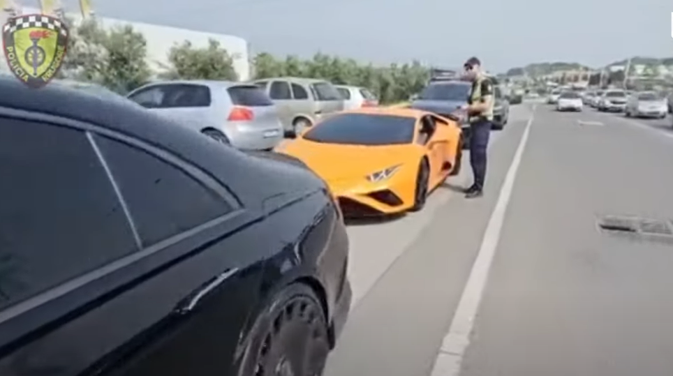 Don Xhoni gjobitet nga policia shqiptare, po bënte gara shpejtësie me Lamborghini në Tiranë