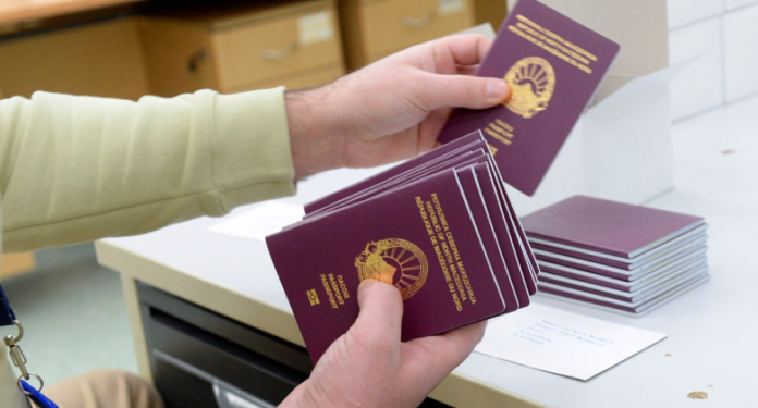 Mungesa e pasaportave të reja në Maqedoninë e Veriut  Sytë kah Shqipëria dhe Mali e Zi për pushime