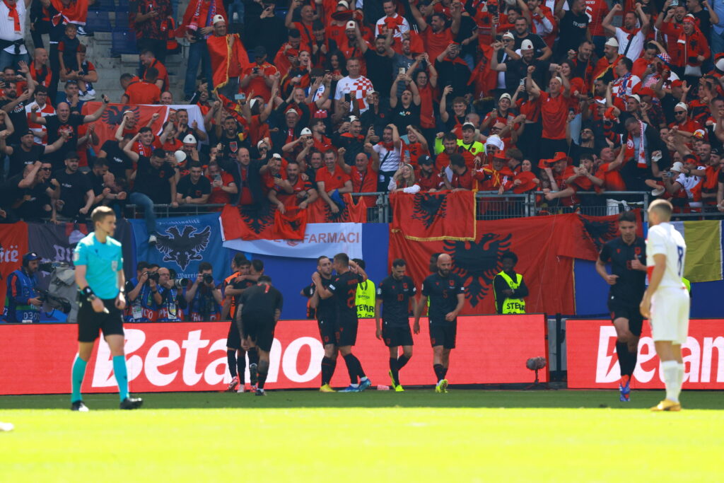 UEFA e dënon me 47 mijë e 500 euro Shqipërinë për ndeshjen kundër Kroacisë UEFA e dënon me 47 mijë e 500 euro Shqipërinë për ndeshjen kundër Kroacisë